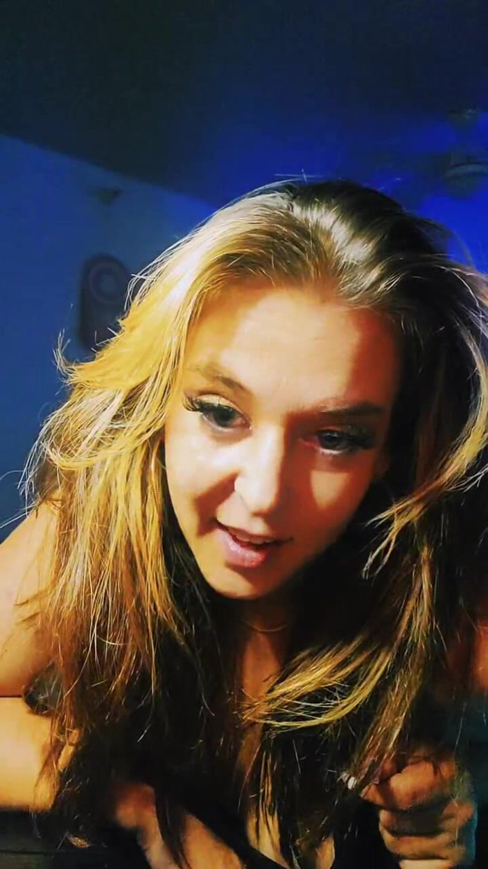 Alli Anderson: Tiktok mange une sucette en direct