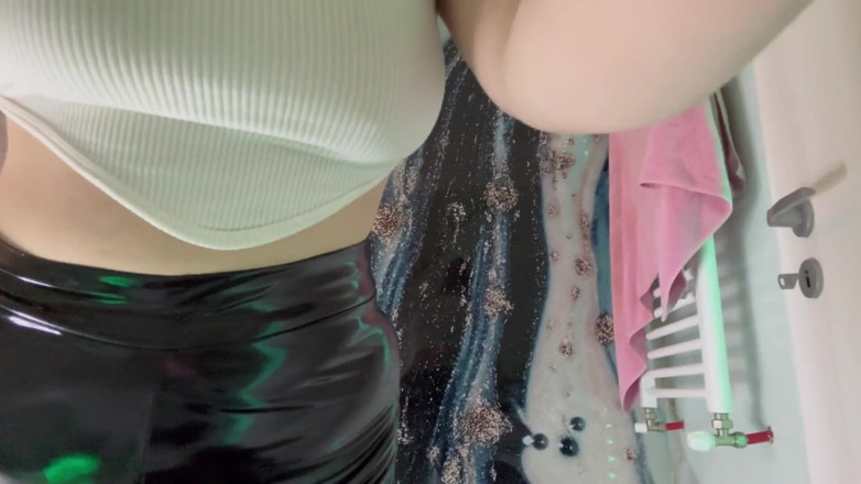 JuiceLussie: Masturbation dans les leggins en cuir. Gros cul en latex