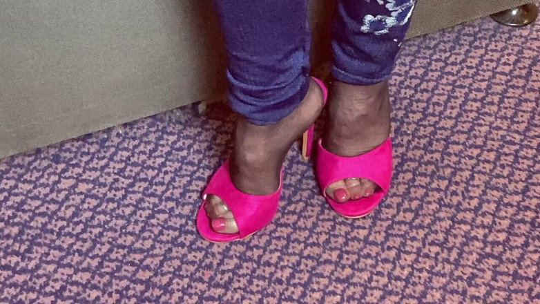 Mr MF: Mme mature pieds avec ses vieux collants noirs puants