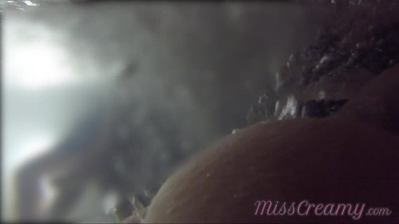 Miss Creamy: J'exhibe ma chatte devant un garçon dans la piscine et...