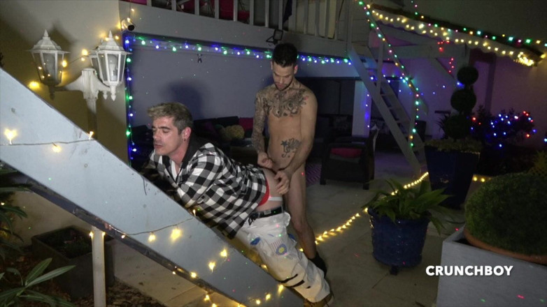 Slut twink used bareback by XXL cock: Dimitri dikongkek mentah oleh Kevin David di luar rumah