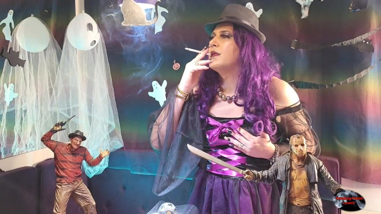 HollyCox: Halloween Holly fumând și distrându-se