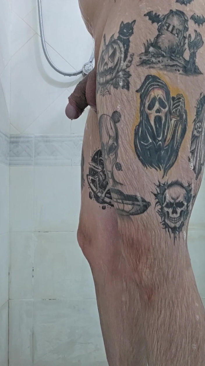 Lkdick8: Caffy è stato sorpreso a masturbarsi sotto la doccia