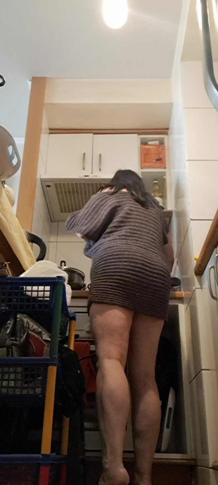 Mommy big hairy pussy: La matrigna in cucina mostra il suo culo