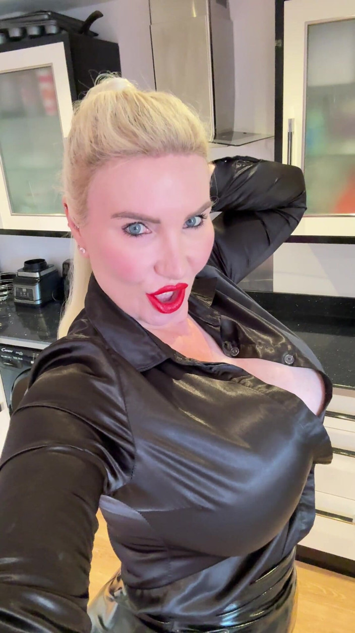 Sophie James: Weekend overuren: Red Lips Edition