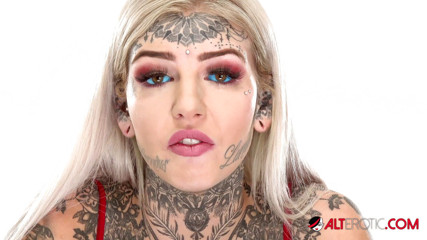 Alt Erotic: Intervista dietro le quinte con la bomba tatuata australiana Amber...