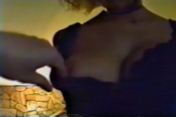 Club of Bondaged Babes: Une bombasse menottée joue avec sa chatte étroite