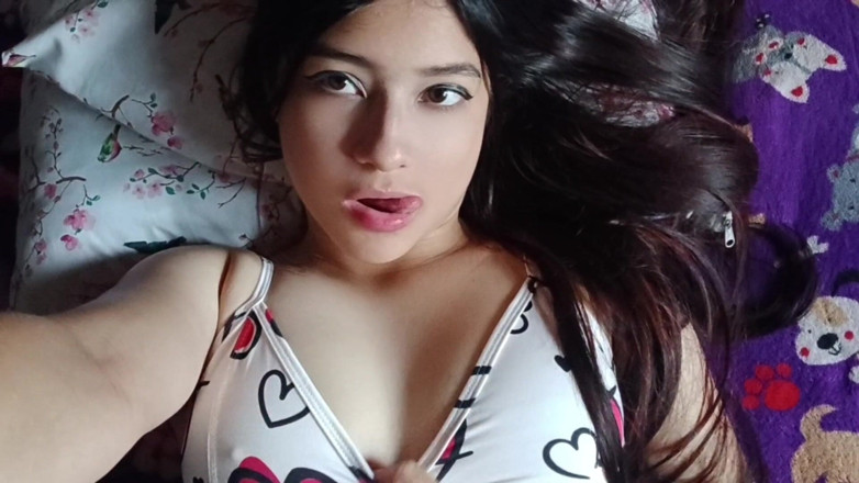 Yuli and tony: 18歳のラティーナ少女が胸を見せる