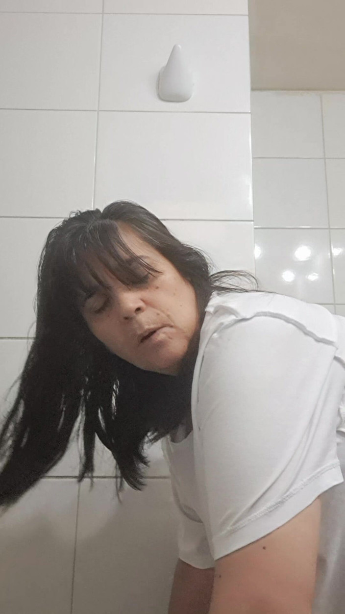 Mommy big hairy pussy: Мама відтрахана сюрпризом і кремпаєм у ванній кімнаті в режимі очікування