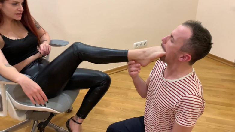 Petite Princesses Femdom: Schicke herrin Sofi in lederhosen und high heels lutschen und...