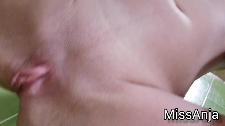 MissAnja_FH: Une chatte crémeuse fait pipi