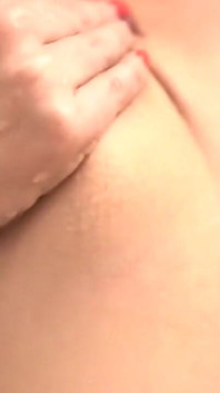 J’espère que tu as un week-end fabuleux ! Je suis à Vegas en train de faire beaucoup de nouveau contenu sexy. J’ai trouvé cette douche sexy quelque part dans un dossier