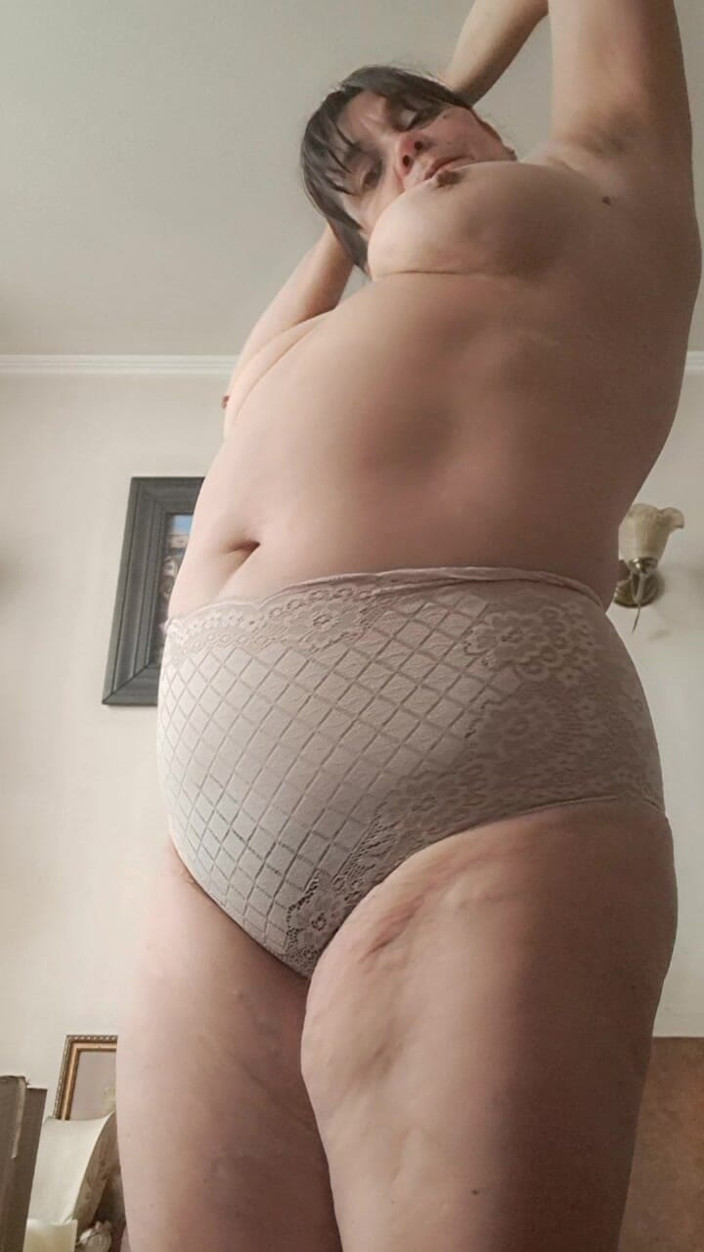 Mommy big hairy pussy: Tante seksi dengan celana dalam besar lagi ngentot memeknya sampai...