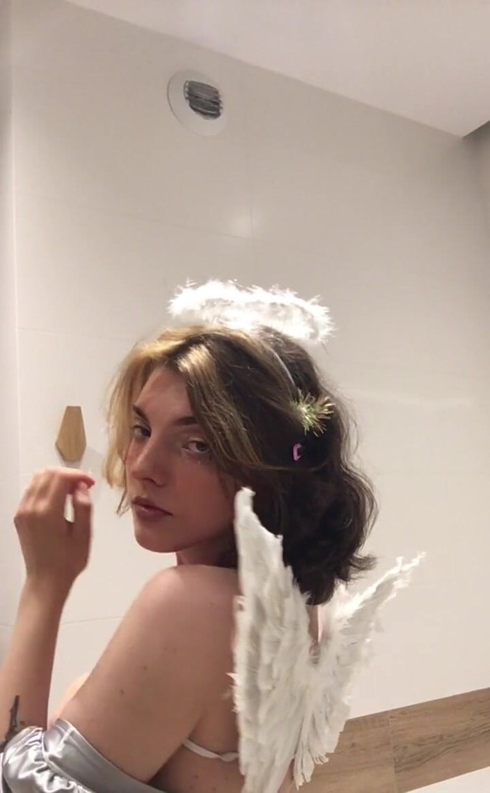 Soft Vulgar: Я могу быть твоим ангелом я развлекаюсь с моими костюмами в последнее время, я надеюсь, что тебе это нравится тоже