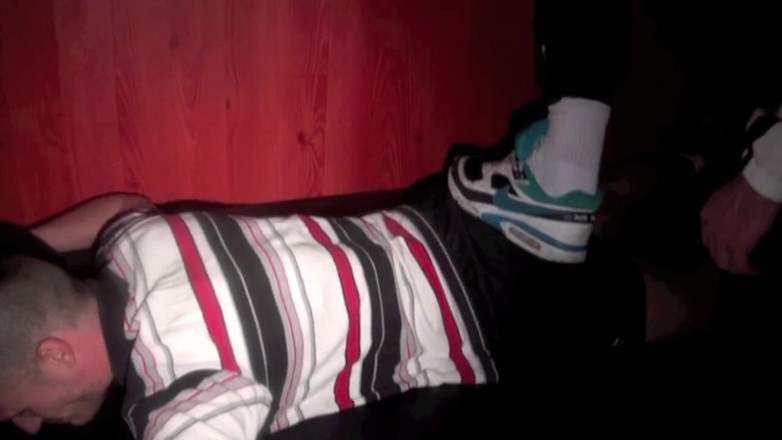 Sneaker gay: Humiliation extrême dans des baskets par Kevin