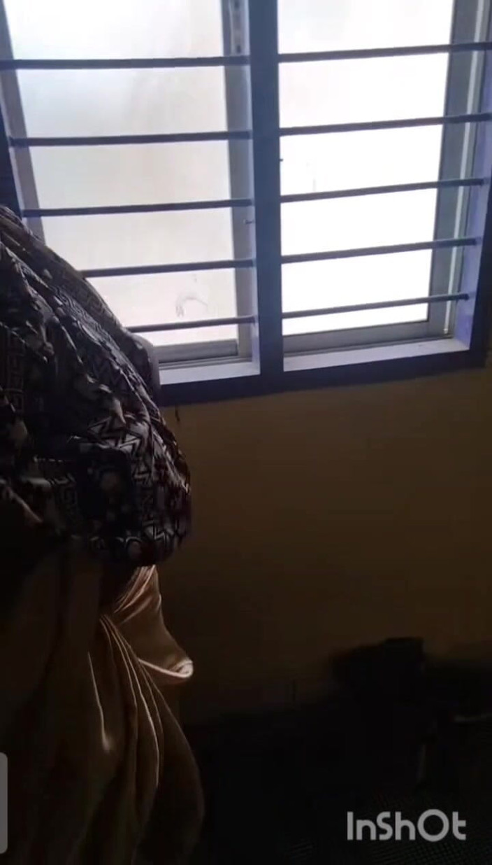 Priya aunty: Villaggio zia Saree che indossa
