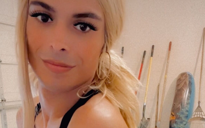 Angel Rios: エンジェルリオスは、カメラのために彼女のお尻と笑顔を示しています