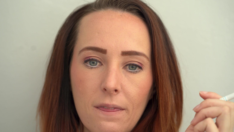 Alicia Robertz: Extrême, une rousse aux yeux bleus fume en gros plan