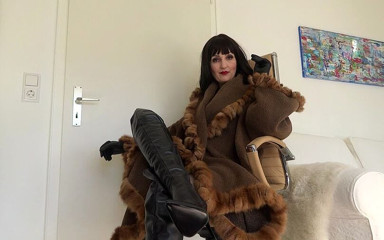 Lady Victoria Valente: Bottes en cuir et manteau de fourrure de luxe