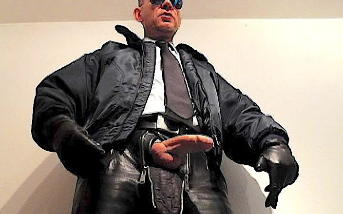GERMANE_XL: Polis kulit 46 cigar dan pancutan mani