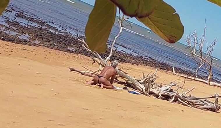 Ladysilvas: Ladysilva dirakam bersembunyi sawo pantat panasnya di pantai