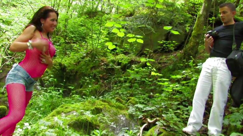 Out Sexxx: Baise anale dans la forêt dans des bas résille