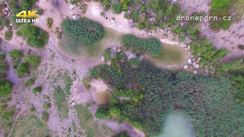 Peaches and Bananas: Scopata all'aperto ripresa da un drone