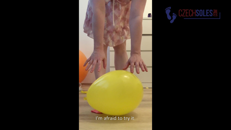 Czech Soles - foot fetish content: Ноги &amp; повітряні кулі дроблення