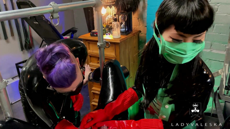Lady Valeska: Enfermeiras de látex fistam seu gimp