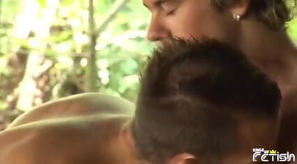 Gay Diaries: Twink con gorra es golpeado por su amigo al aire...