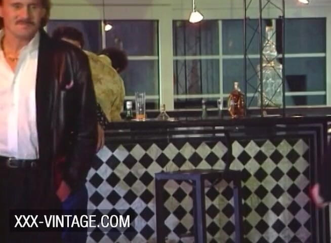 XXX-Vintage: Orgie vintage în discotecă cu Sarah Young și prieteni