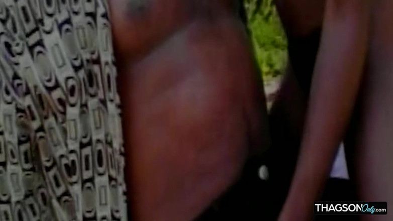 THAGSON MILFS: Negra gata esticada por bbc latejante em libra ao ar...