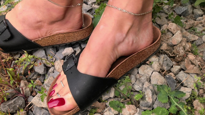 Goddess Lena: Bermain dengan Birkenstocks
