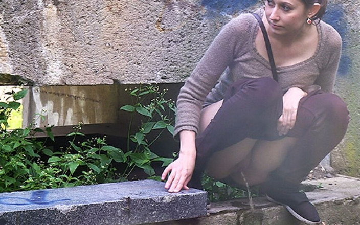 Puffy Network: Sunny And Rainy от Got2Pee, где девушки приходят с писсингом