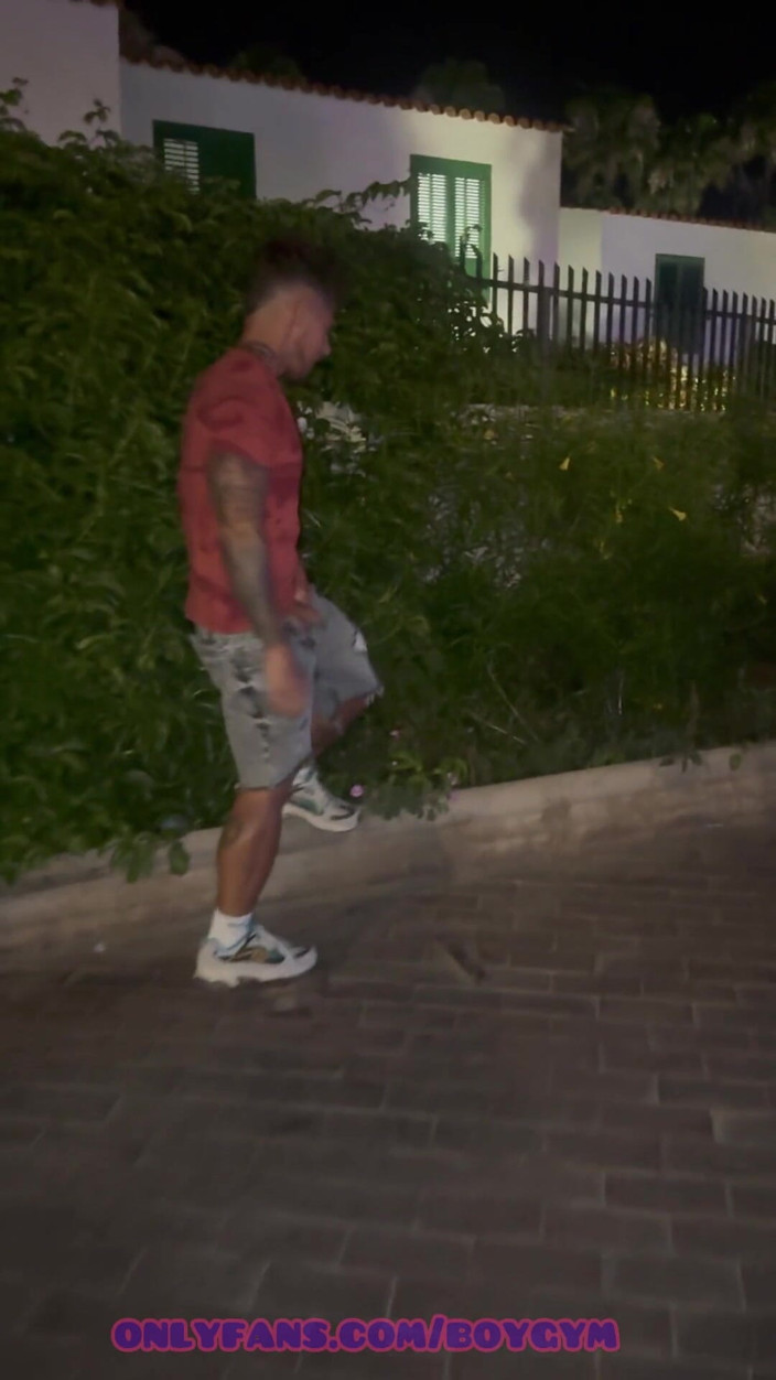 BoyGym: Piscio in strada, Qualcuno mi scopri