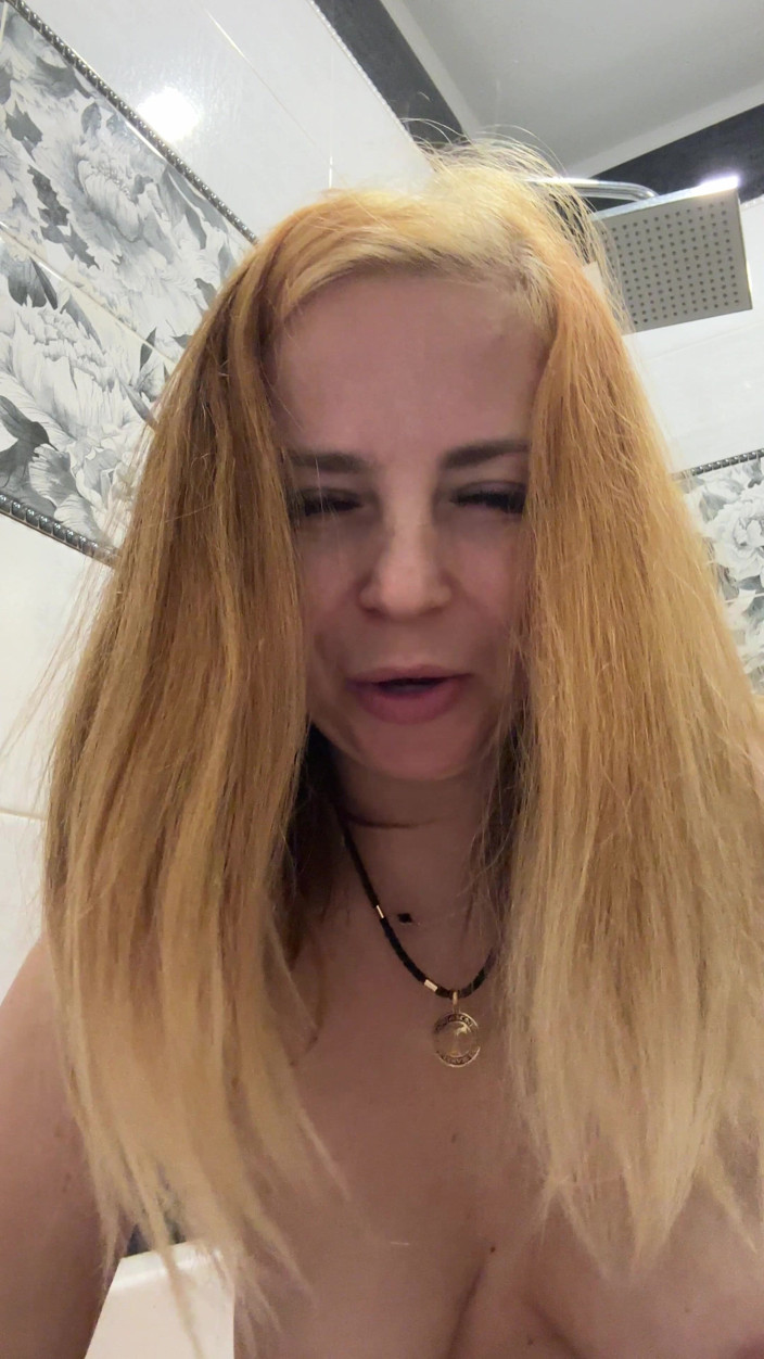 LarisaCum: 你喜欢纯天然果汁的干净阴户？我有！