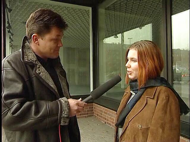Lucky Cooch: Мила дівчина дає інтерв'ю на відкритому повітрі