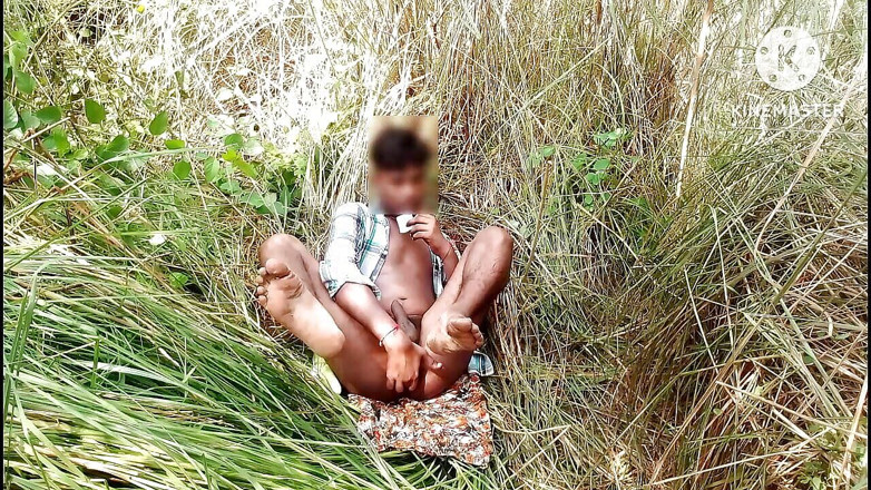 Hotdick_rohit: Індійський чувак-тінка трахається в дупу з великим огірком, хардкорна мастурбація в лісі