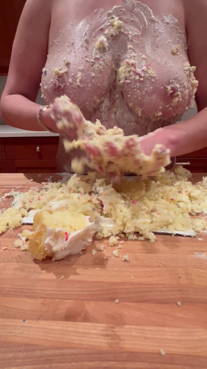 MidnightTease: 継母が大きな胸で誕生日ケーキを台無しにする