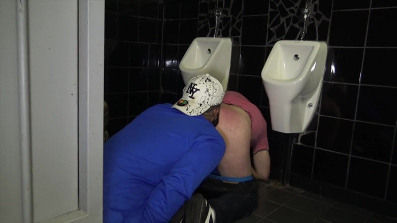 MALIK THE ARAB FUCKER XXL: Baisée sans capote par Tahar dans les toilettes publiques