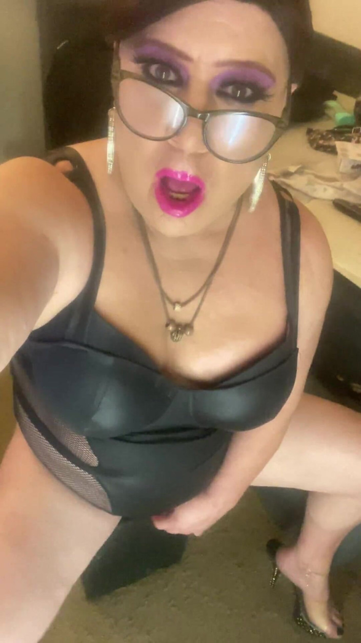 Krissy Sweets: CD Krissy Sweets trong đôi giày cao gót gợi cảm của...