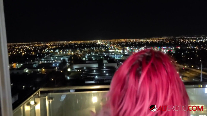 Alt Erotic: Getatoeëerde en doorboorde babe Taylor Nicole wordt geneukt