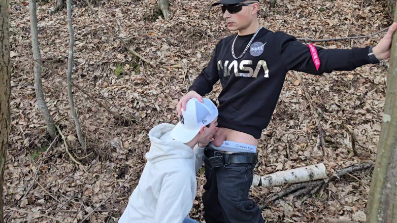 boyzxy212: Sexo ao ar livre na floresta com minha puta gay -...