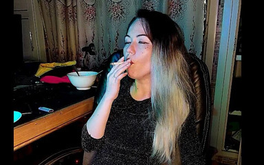 Blowjobs Alice: Enteada fuma um cigarro
