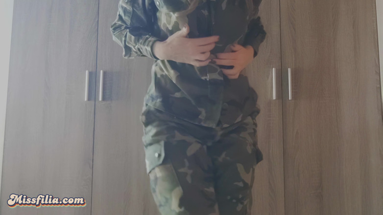 Miss Filia: Milf en uniforme militar striptease - show de baile con tetas...