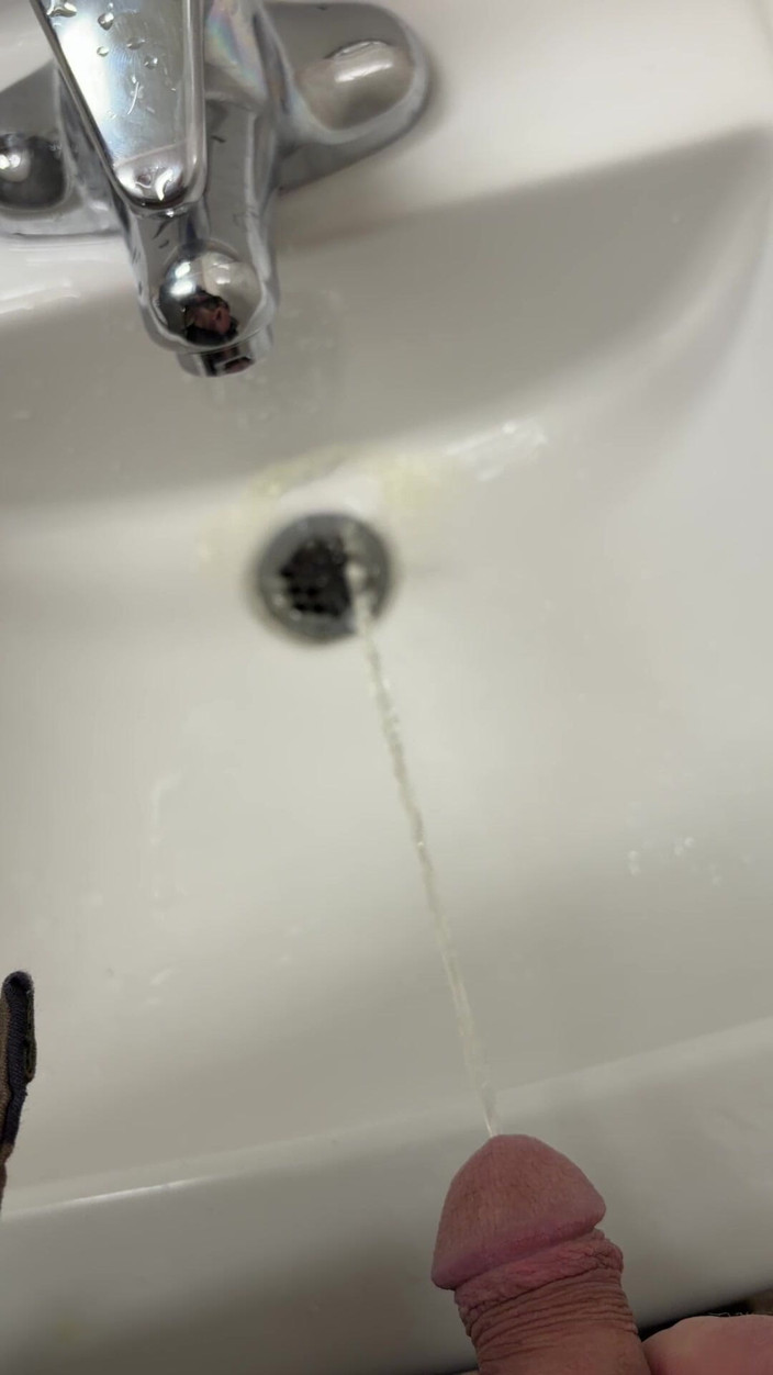 Tatted Daddy: Pișare publică în chiuvetă