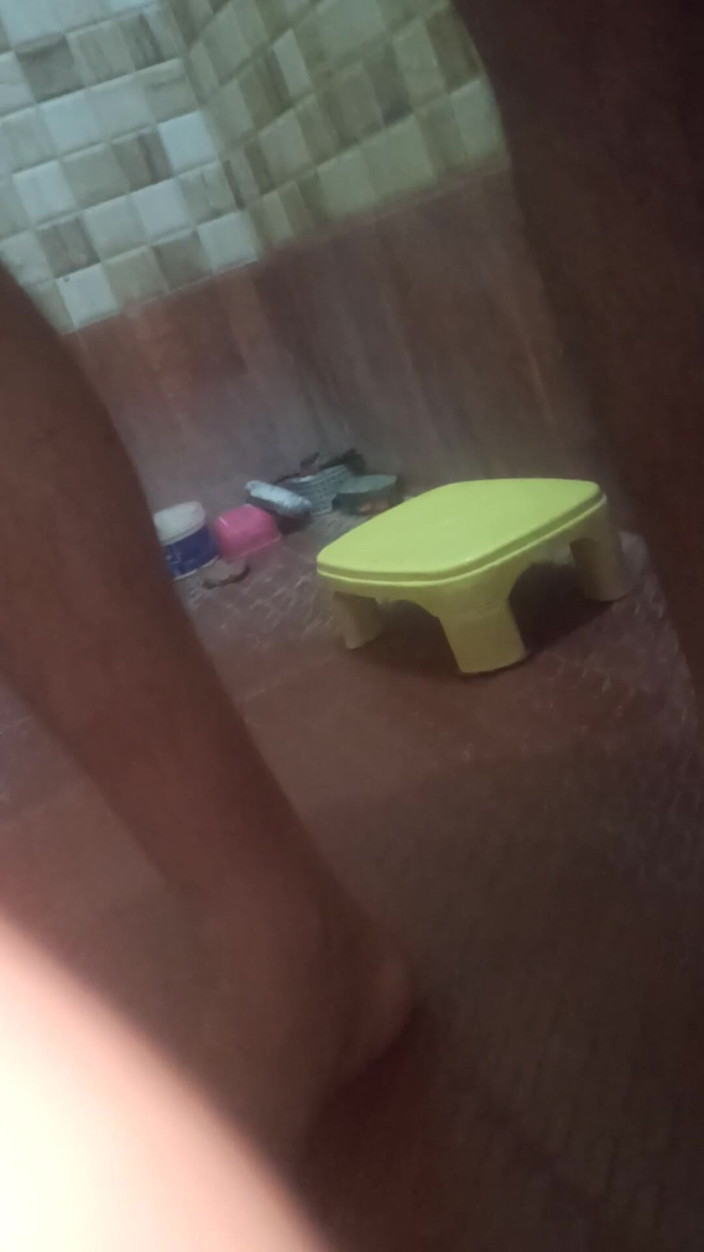 Deepak1989cage: Der Boden wackelt im Badezimmer kräftig.