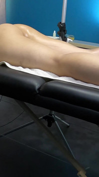 Man kijkt naar vrouw | Masseur raakt zijn lul op het lichaam van mijn vrouw aan | Neuken in massagecentrum