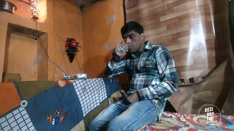 Desiboy110Ankit: Videoclip privat cu un băiat care mănâncă fast-food de dimineață în...