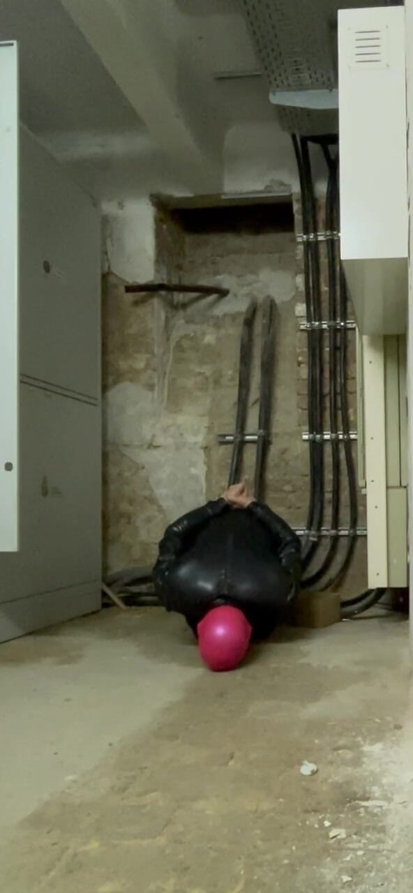 PervyLara: Pivnita sclavă efeminată Rubberdoll, murdară pasionată de spermă